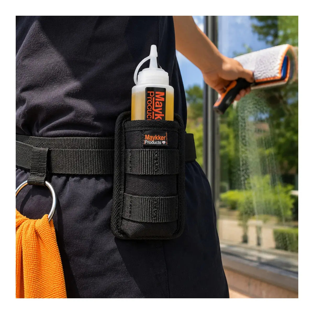 MAYKKER Small BottleHolder mit Flasche Anwendungsbild