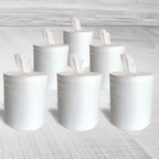 Weiße papiertuchrollen mit einem einzelblatt oben aus der best wipes kennenlern-angebot smallbox tower schwarz
