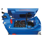 Blauer columbus utilitywagen mit offenem deckel zeigt internes batterie-system und schwarze aufgerollte schläuche bei scheuersaugmaschine columbus ra 66 bm 60