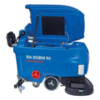 Blauer columbus ra 85 bm 90 scheuersaugmaschine mit schwarzen rädern und rotem griff von hinten sichtbar