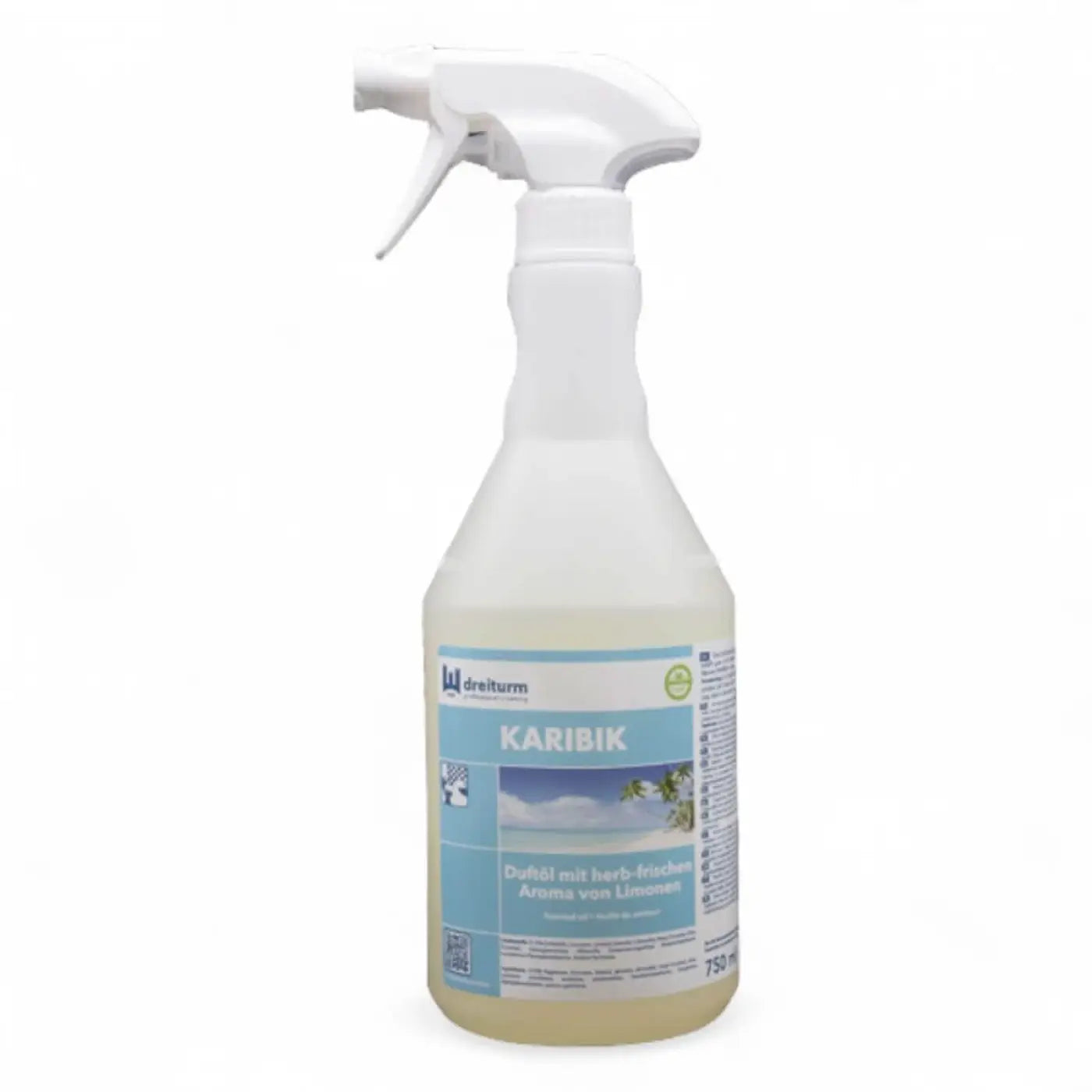 Weiße kunststoffsprühflasche mit hellblauem label der marke dreiturm und karibik duftöl 750ml mit blassgelber flüssigkeit