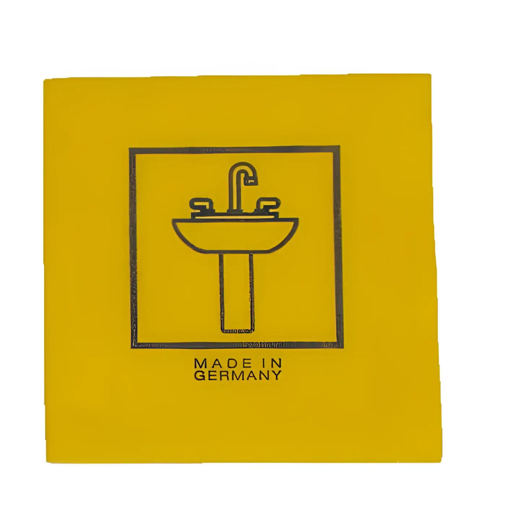 Gelber quadratischer sticker mit schwarzer spüle und made in germany text auf floorstar vlies allzwecktuch verpakt