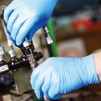 Person trägt Hygonorm "Safe Fit" Nitril-Handschuhe Blau 100 Stück von Franz Mensch bei technischer Arbeit