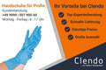 Hand mit blauen hygienischen ldpe-handschuhen polyclassic von hygostar aus latex getragen