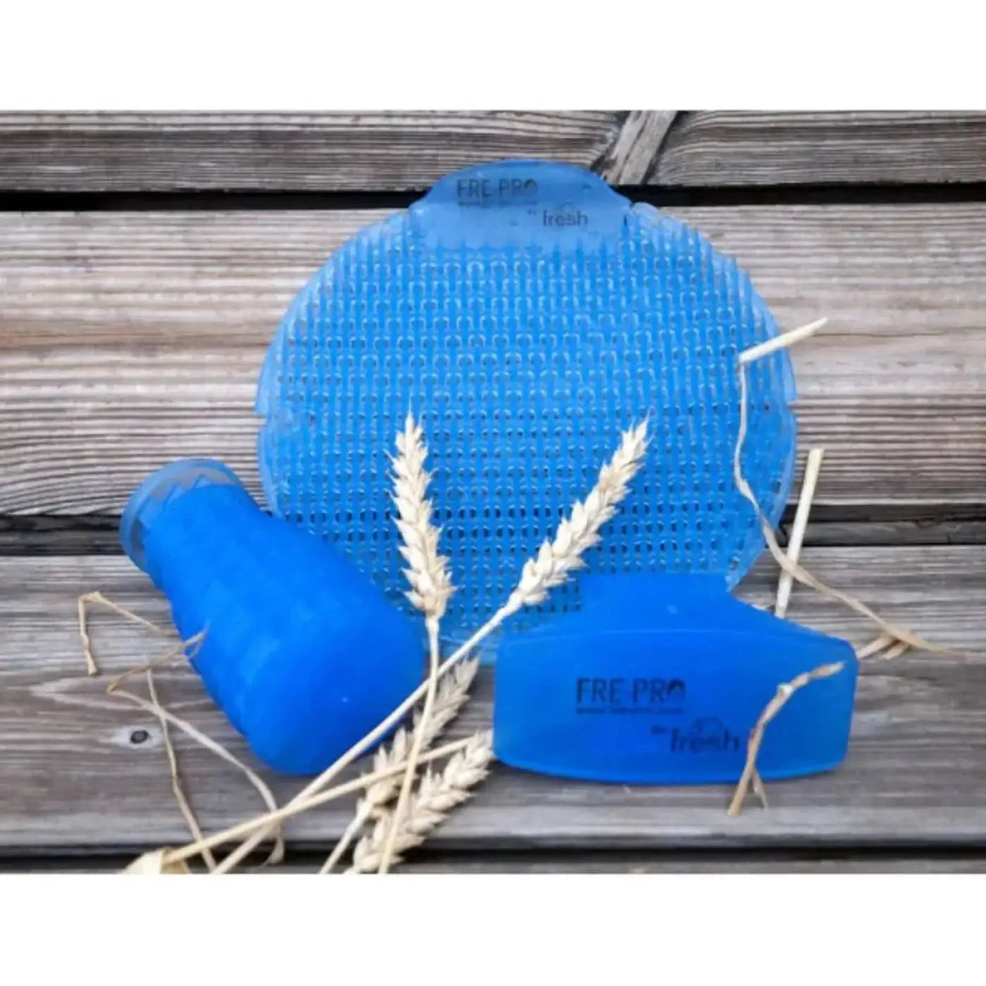 Blauer silikon-badborstel mit strukturierter oberfläche und fre pro branding im produkt frepro wave 2.0 urinale 2 stück