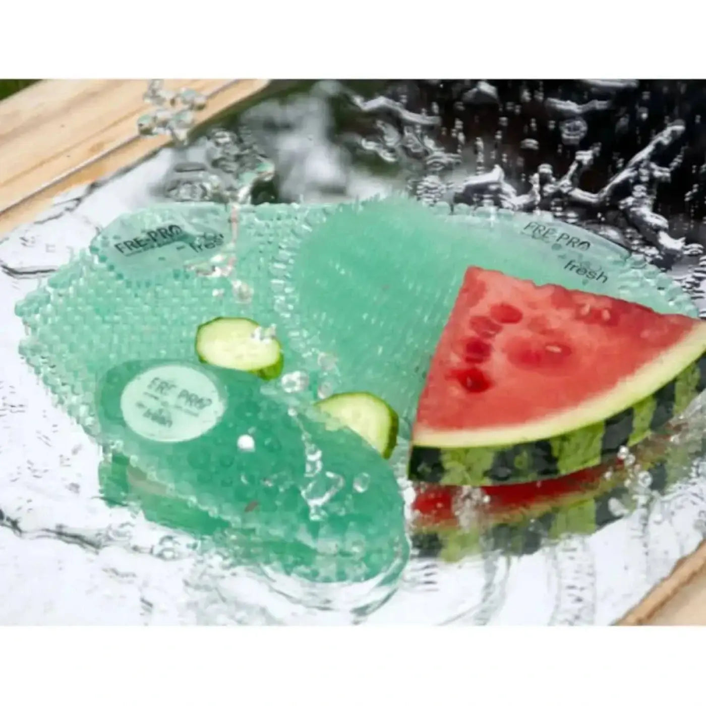 Grüner gel kühlpad mit wassermelonen und gurkenscheiben auf fre pro fresh urinaleinlage wave 2.0 2 stück