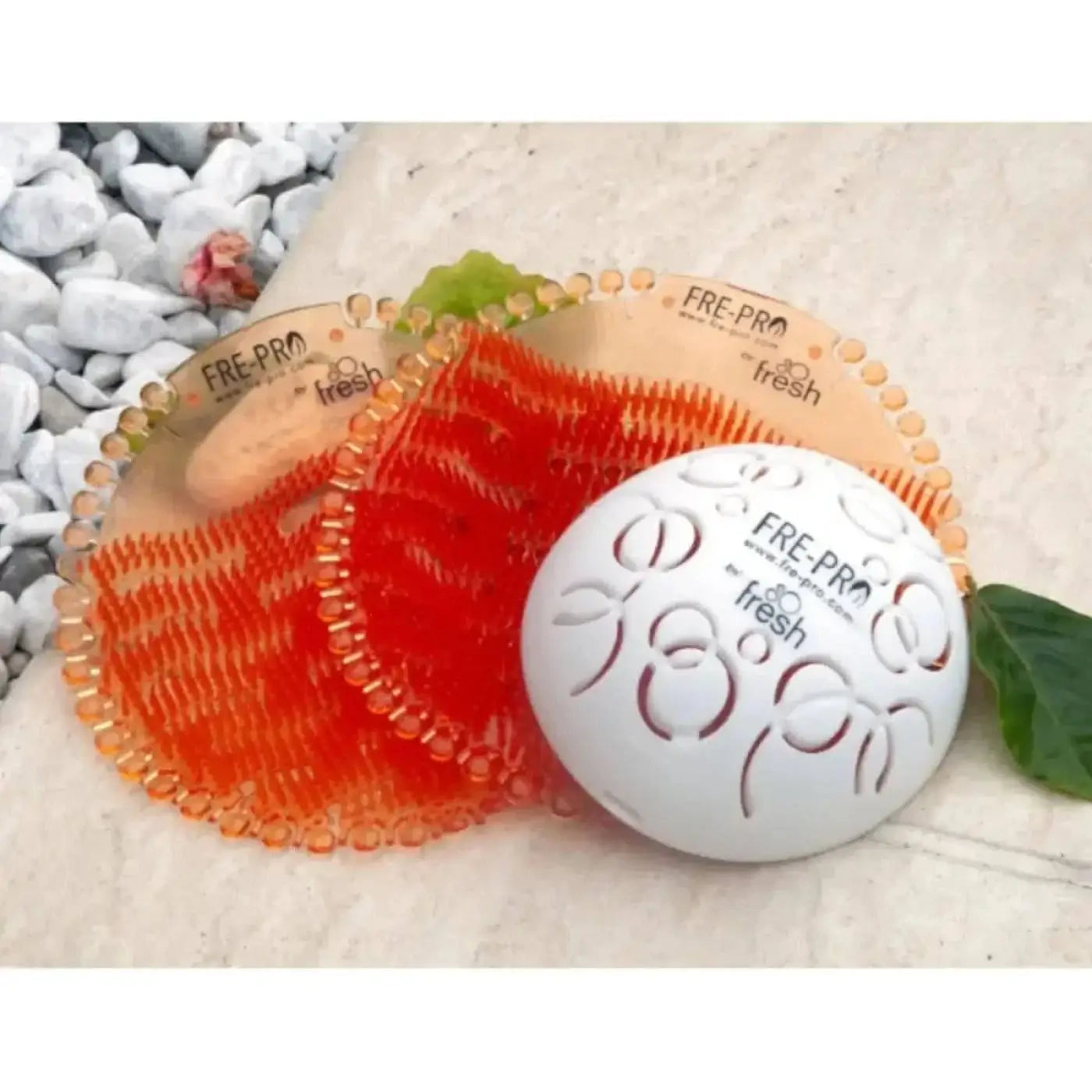 Weißes kugelförmiges luftfrischer mit dekorativen ausschnitten und fre-pro branding für frepro wave 2.0 urinaleinsatz