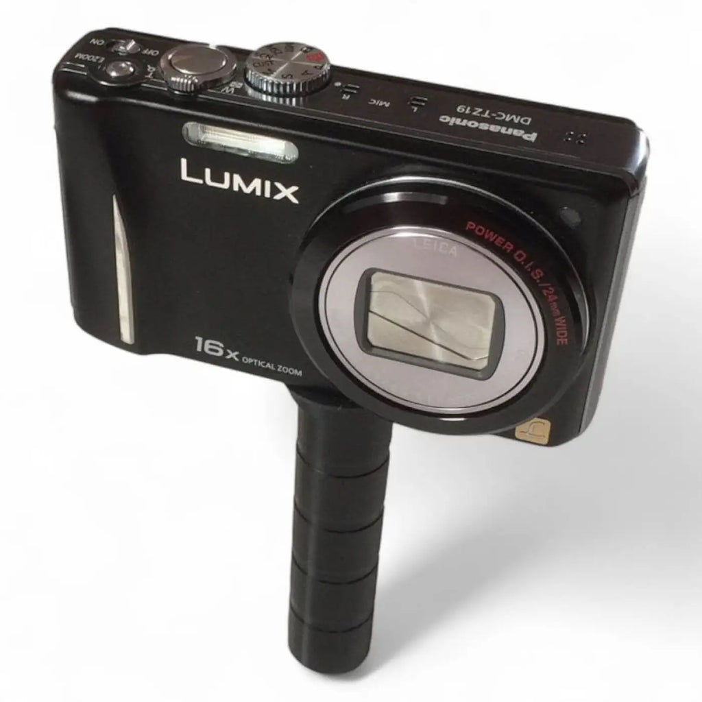 Schwarze panasonic lumix dmc-tz19 kompaktkamera mit 16x optischem zoom und texturiertem griff mit gardiner adapter aus metall und gummiplatte