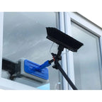 Blau-schwarzes fensterreinigungsgerät mit langem ausziehbarem griff gardiner adapter für zweite bürste
