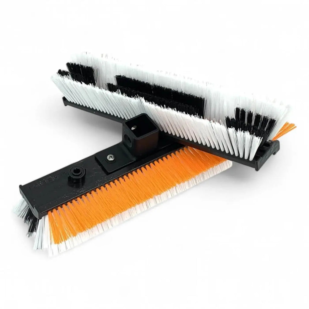 Schwarzer kunststoff-bürstenkopf gardiner bürste universal xtreme medium 26 cm mit weißen und schwarzen borsten und orangefarbener akzentstelle