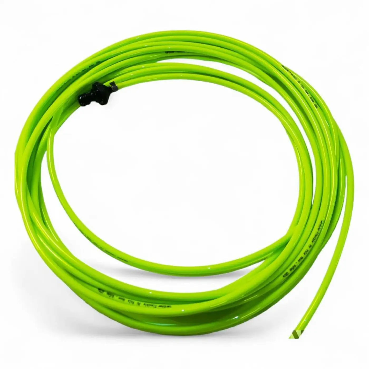 Eine helle neon grüne coiled gartenschlauch mit schwarzem anschluss passend zur gardiner slx 35 teleskopstange