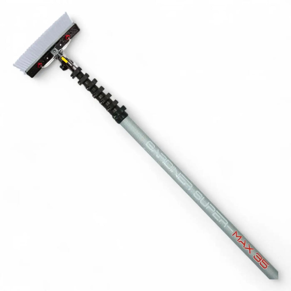 Silver und schwarze teleskopische fensterreinigungsstange aus karbon mit weißem bürstenkopf extreme super max 35