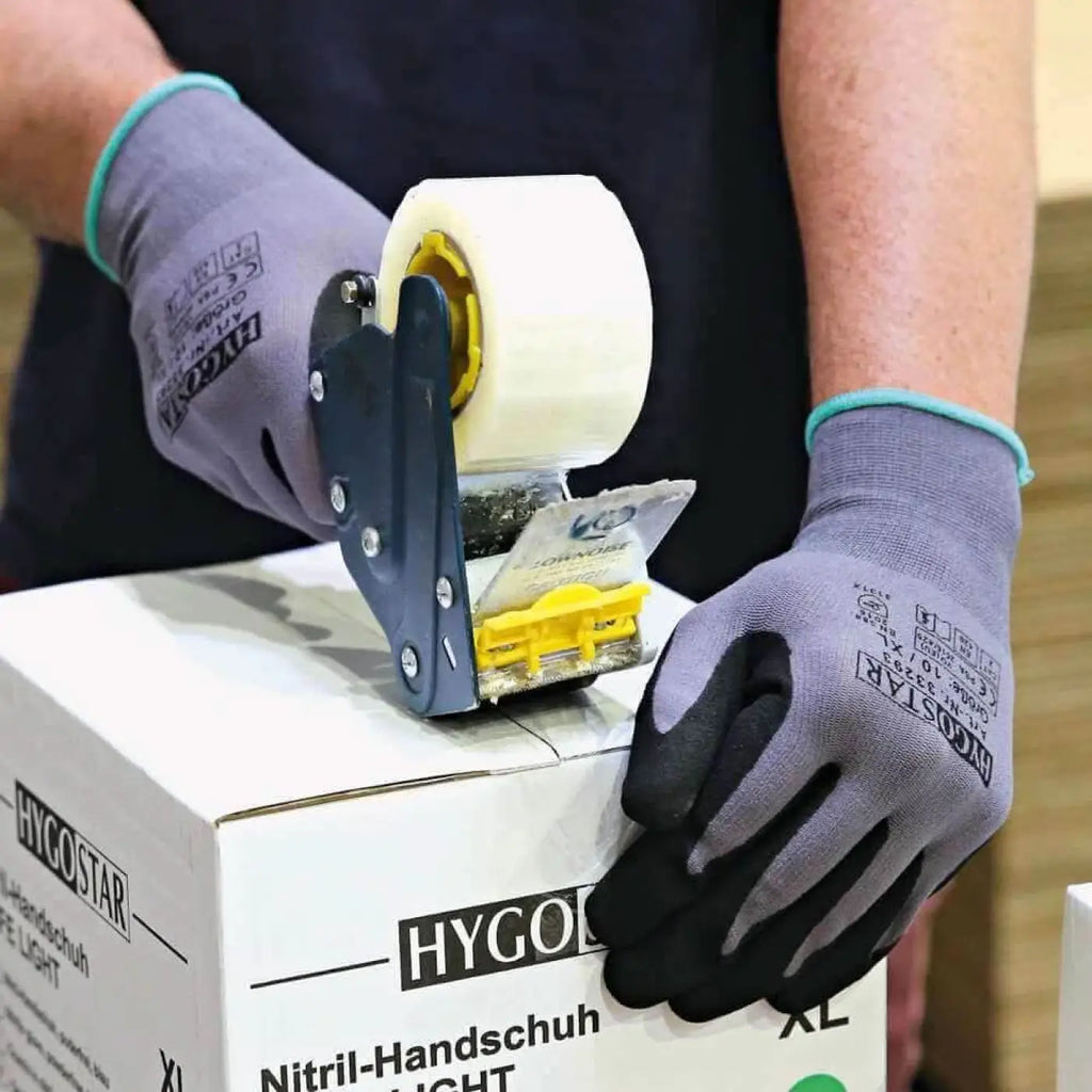 Grau schwarze hygostar arbeitshandschuhe ergo flex mit türkis farbenem rand beim arbeiten mit klebebandspender