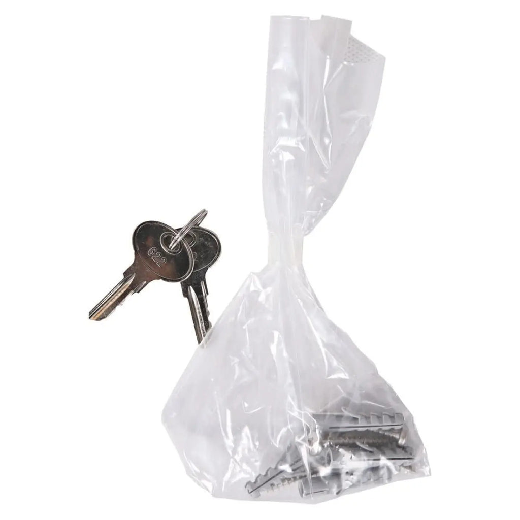 Ein klarer plastikbeutel mit metallischen schrauben und zwei silbernen schlüsseln zum hygienischen falthandtuchspender hygostar aus edelstahl