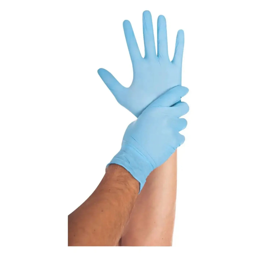 Hand mit hellblauen hygienster safe light nitril-einweghandschuhen aus nitril 100 stück packung