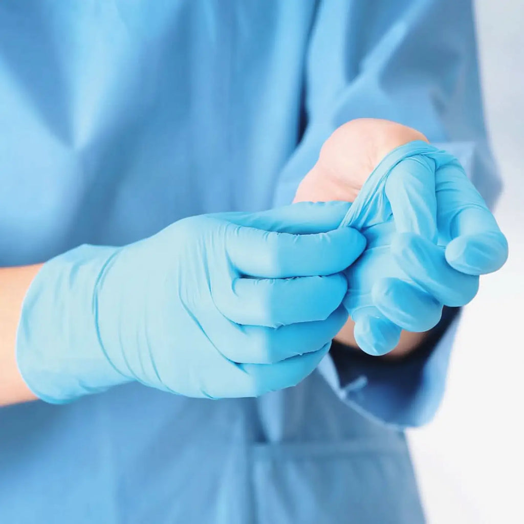 Hygostar safe premium nitril handschuhe blau an händen getragen aus leicht blauem latex für medizinischen gebrauch