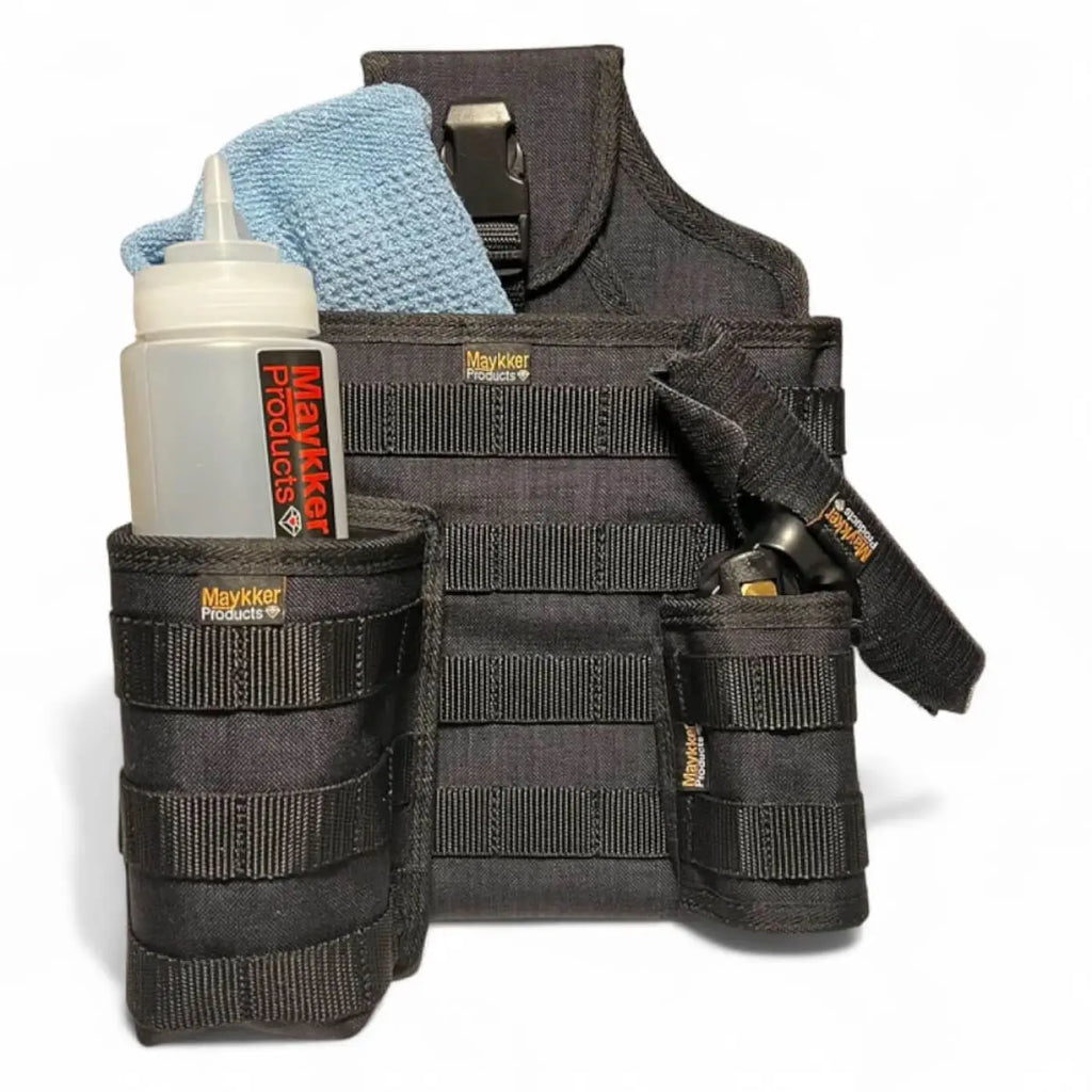 Schwarzer taktischer werkzeuggürtel mit mehreren fächern und verstellbaren riemen im maykkr covert trio set