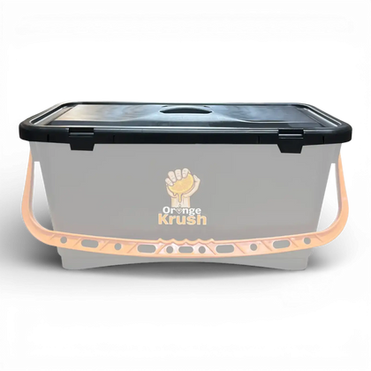 Grauer plastik Eimer mit schwarzem Deckel und pfirsichfarbenem Griff mit orange krush Logo für 22 liter von maykker