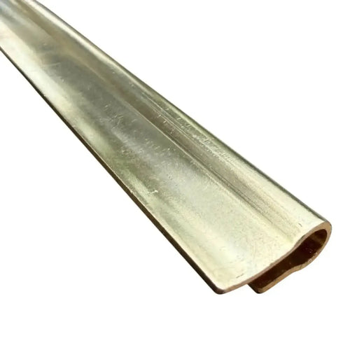 Eine glänzende metallische u-förmige schiene mit polierter messingoberfläche und leicht abgerundeten kanten von MAYKKER Pro Brass Schiene