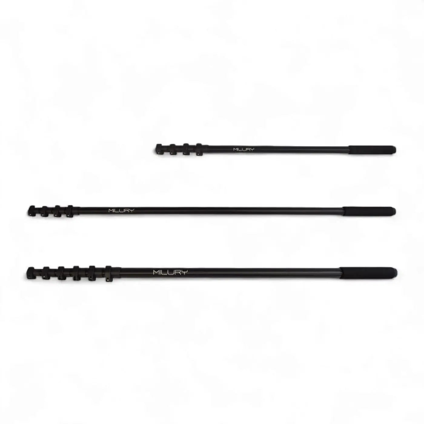 Drei schwarze ausziehbare carbonfaser kamera-stative mit texturierten griffenden und milury branding