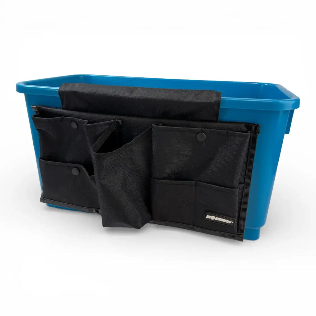 Schwarzer moerman bucket organizer aus stoff mit mehreren taschen an blauem plastiklagerbehälter befestigt