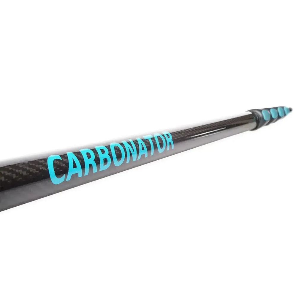 Schwarze karbon-fiber teleskopstange moerman carbonator mit teal branding und akzenten nahe der spitze