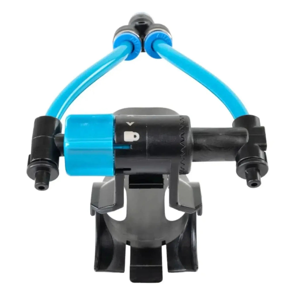 Schwarzer und blauer kunststoff-fahrradflaschenhalter mit zwei schlauchanschlüssen für moerman spray-ray kopf