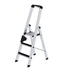 Silberne aluminium stufen-stehleiter von munk günzburger steigtechnik mit clip-step und schwarzen gummigriffen und fusspads