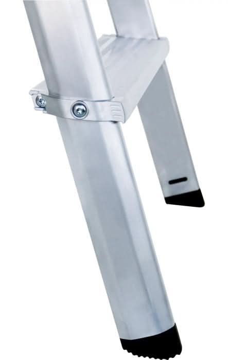Munk ml stufen-stehleiter einseitig begehbar mit silberner aluminiumkonstruktion schwarzen gummifüßen und metall-sicherheitsbügel