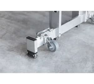 Weißer metallwagen mit schwarzen gummirädern und verriegelungsmechanismus für munk nachrüstsatz roll-bar