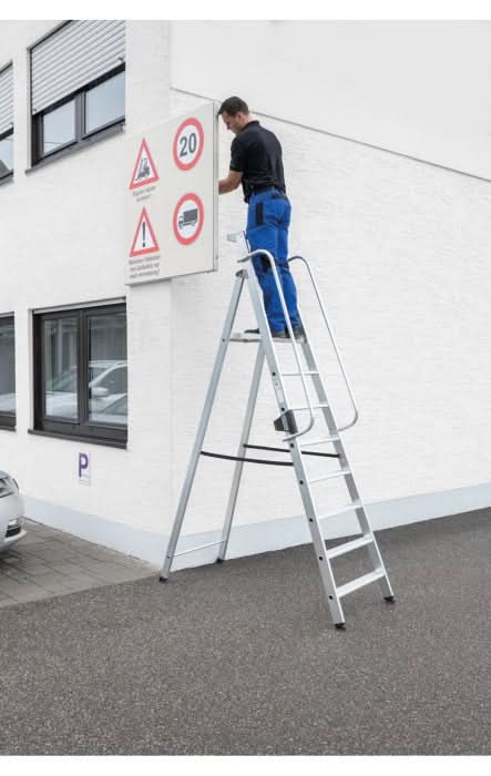 Silberne alu plattformleiter munk mit sicherheitsgeländern und gummifüßen für stabiles stehen