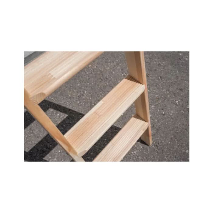 Munk stufen-anlegeleiter aus hellem holz mit natürlicher struktur und klaren linien ohne traverse
