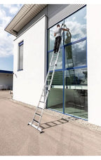 Silberne aluminium-erweiterungsleiter mit schwarzen gummifüßen und stufen im munk stufen-glasreinigerleiter oberteil mit nivello-traverse