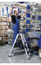 Silberne aluminium stufen-stehleiter munk 250 kg beidseitig begehbar mit schwarzen gummifüßen und verstärkten seitenschienen