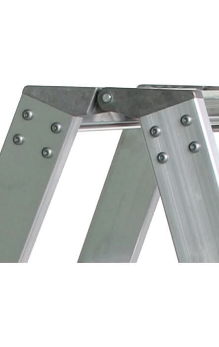 Silberne alu stufen-stehleiter munk 250 kg beidseitig begehbar mit clip-step r13 und verstärkten gelenken
