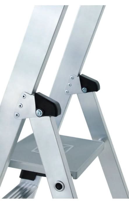 Munk stufen-stehleiter aus silbernem aluminium mit schwarz gummierten fußpads und strukturierter plattform, belastbar bis 250 kg