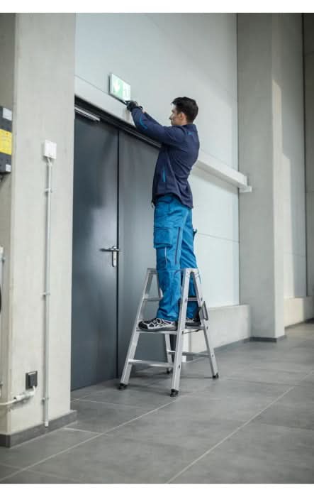 Munk stufen-stehleiter beidseitig begehbar aus silbernem aluminium mit schwarzen gummifüßen