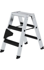 Silberne aluminium stufen-stehleiter von munk mit beidseitigem zugang und clip-step relax, rutschfeste schwarze gummifüße