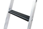 Silberne aluminum stufen-stehleiter mit schwarzen gummierten stufen von munk beidseitig begehbar mit clip-step relax