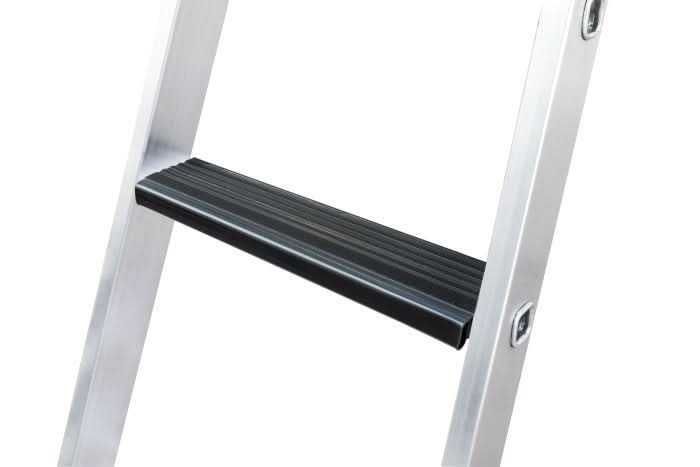 Silberne aluminum stufen-stehleiter mit schwarzen gummierten stufen von munk beidseitig begehbar mit clip-step relax