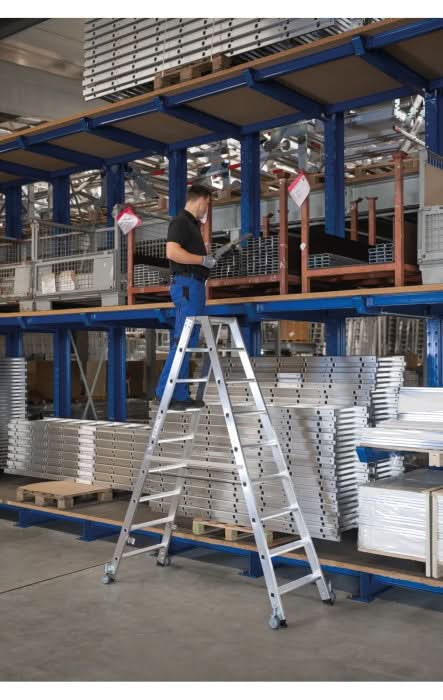Munk stufen-stehleiter in silber aus aluminium mit gummierten füßen und rollen beidseitig begehbar