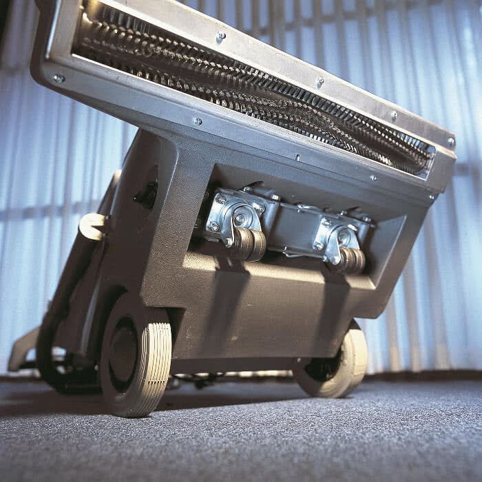 Industrieller nilfisk gu700 a teppichsauger mit metallrahmen, robusten rollen und borstbürsten für tiefenreinigung
