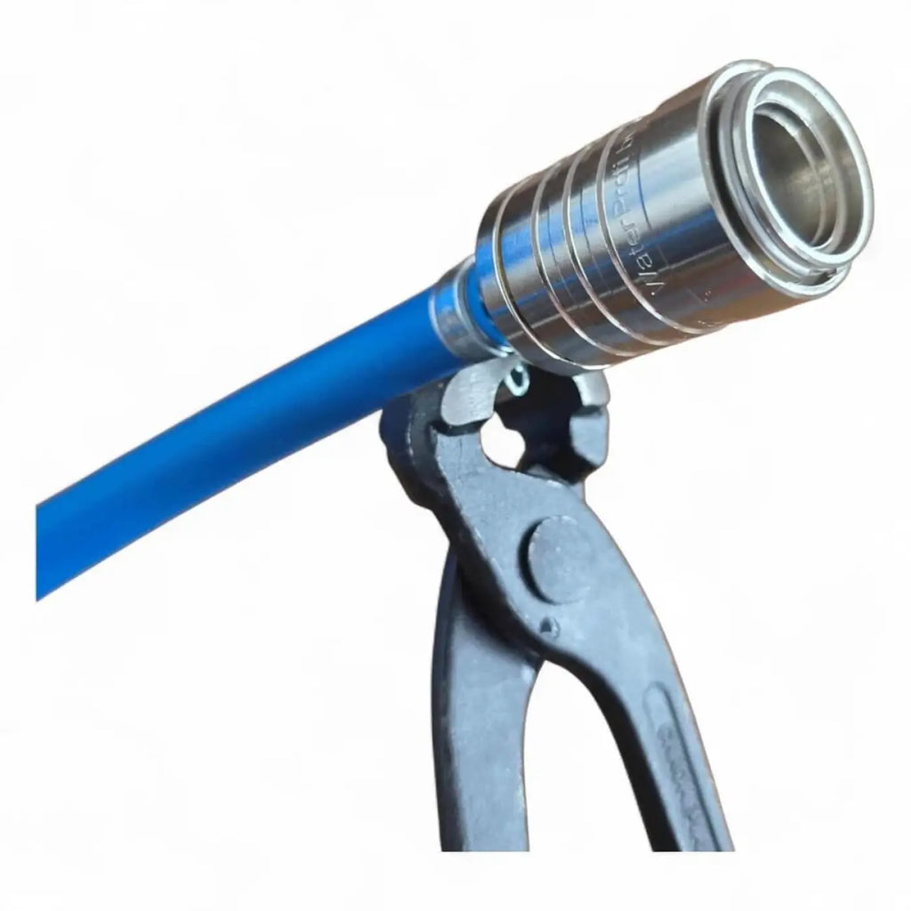 Blaue hydraulikschlauch mit metallischer schnellkupplung für osmobil profi gardena kompatible kupplung, gehalten mit zange