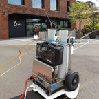 Silberne metallische mobile kaffeemaschine mit schwarzer isoliertasche und zwei weißen zylindrischen behältern im profi-set für osmosereinigung inkl osmobil pro x