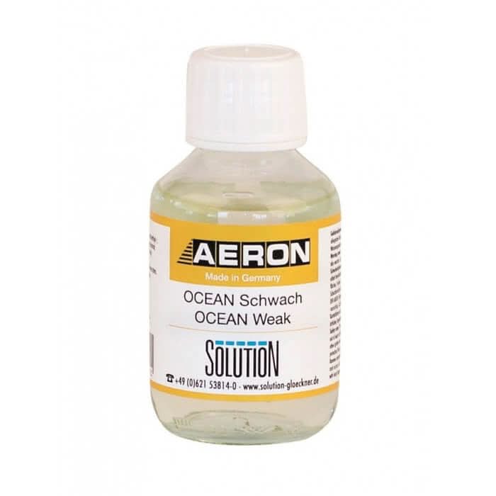 Eine klare plastikflasche mit weißem verschluss und transparentem inhalt, etikettiert aeron ocean schwach, raumduft fruttafresh stark