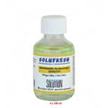 Eine klare glasflasche mit weißem schraubverschluss enthält blassgrüne solufresh sensitiv duftkonzentratlösung 100 ml