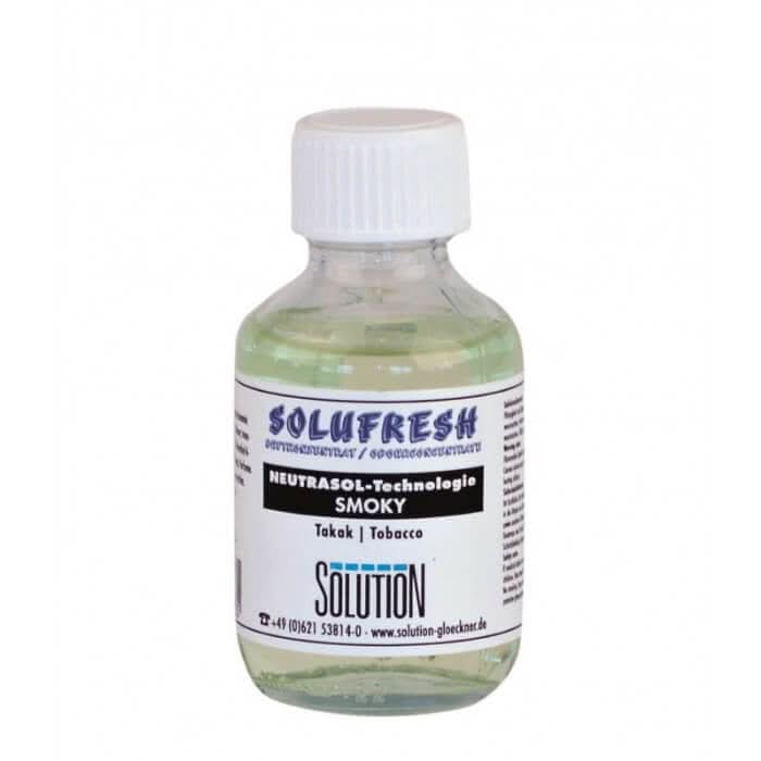 Eine klare glasflasche mit weißem schraubverschluss enthält hellgrüne solufresh duftkonzentrat smoky tabak rauch