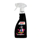 Schwarze kunststoff-sprühflasche mit weißer düse von sonax felgenreiniger felgenbeast 500ml mit gorilla-etikett