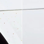 Weiße geflieste oberfläche mit schmutzflecken und grime als anwendungsbeispiel für sonax flugrostentferner 500ml