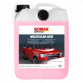 Rosa flüssigkeit in weißem kunststoffkanister mit schwarzem verschluss und griff sonax multiclean acid zur autoreinigung 5 liter